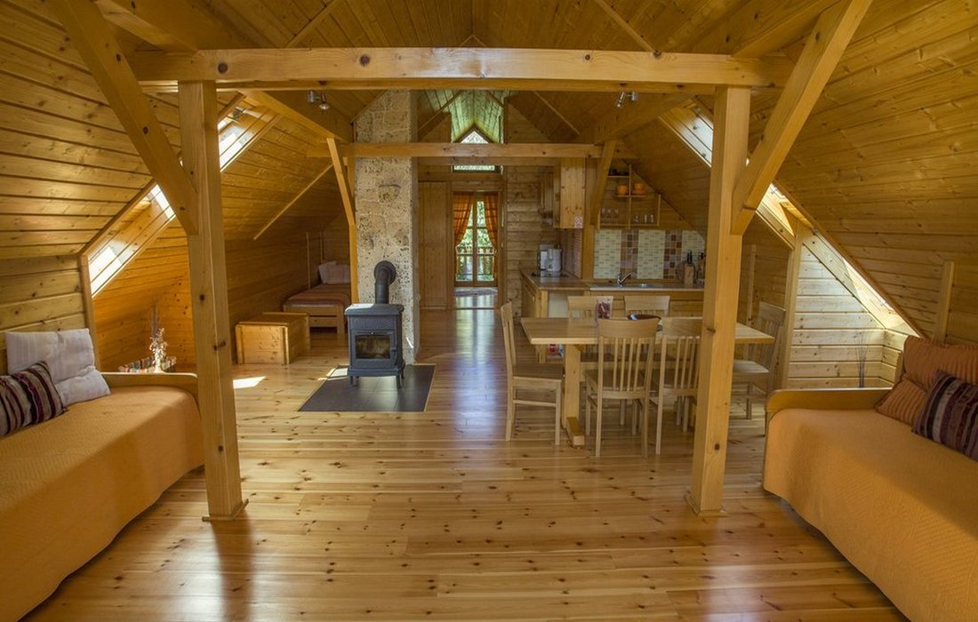 Accommodation with spacious yard and views of the mountain